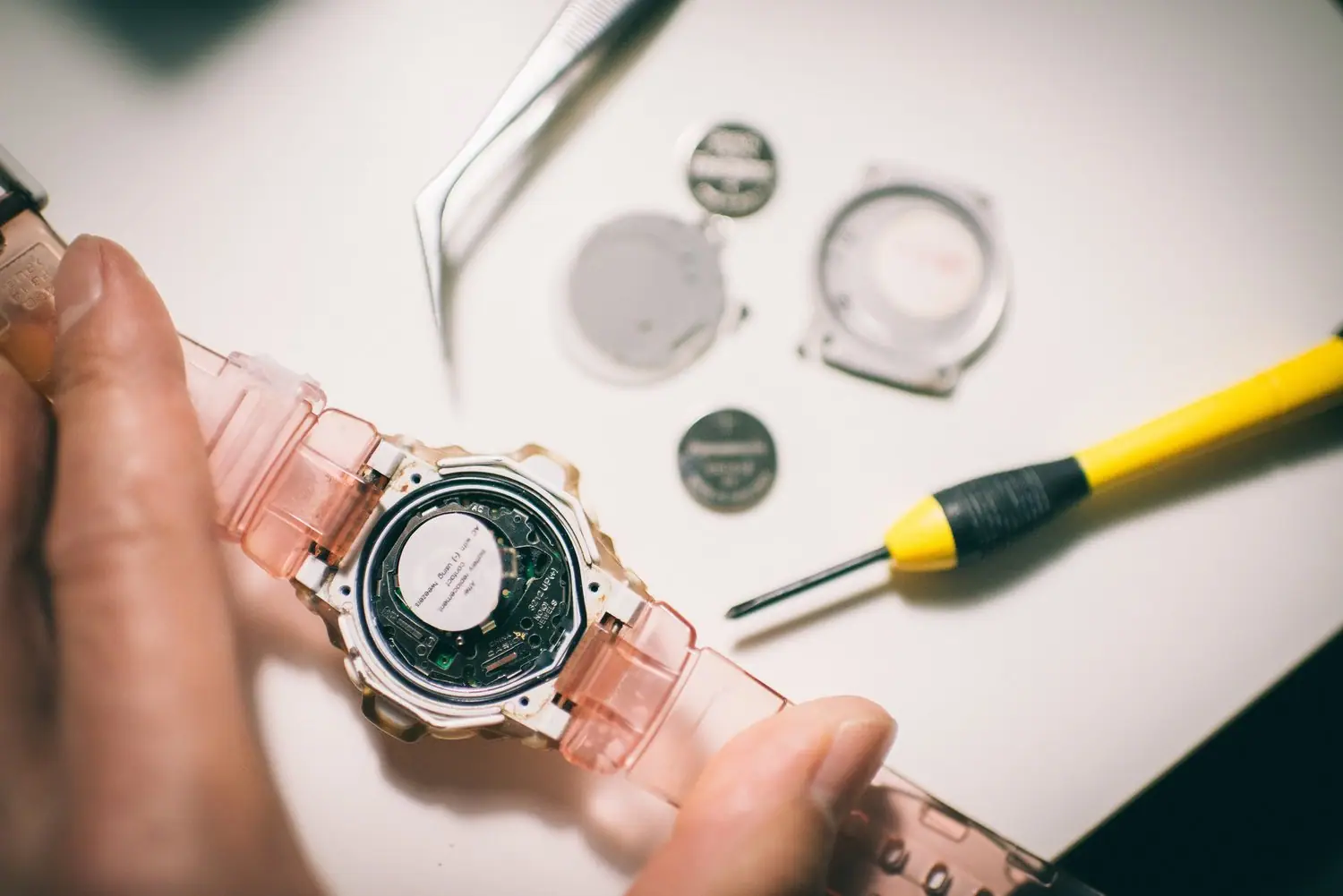 Naprawa pękniętego wyświetlacza w smartwatchu - czy to możliwe samodzielnie
